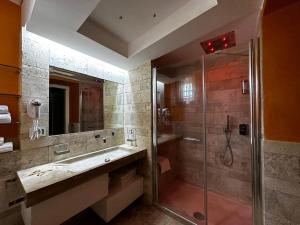 蒙特-坡佐-卡多Casa Catone (affitta camere)的带淋浴、盥洗盆和镜子的浴室
