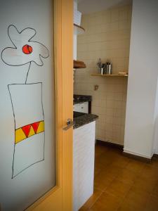 圣地亚哥－德孔波斯特拉Apartamento O Castro的一间厨房,门上挂着一幅画
