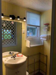雅茅斯湖畔草坪住宿加早餐汽车旅馆的一间带水槽和镜子的浴室
