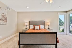 EagleStunning Golf Course Retreat 4BR Home的一间卧室配有一张大床和两盏灯