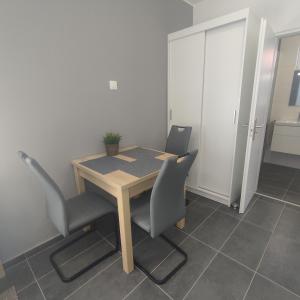 费尔特德Horváth Apartman的一张桌子和两张椅子