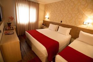 阿瓜斯-迪圣佩德罗LS别墅酒店和Spa中心的酒店客房设有两张床和窗户。