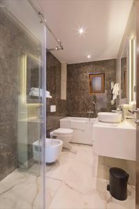 布德瓦Luxury Villa Flower的一间带两个盥洗盆、卫生间和淋浴的浴室