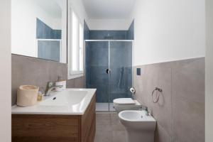 兰佩杜萨DipintodiBlu Charming House的一间带水槽、卫生间和淋浴的浴室