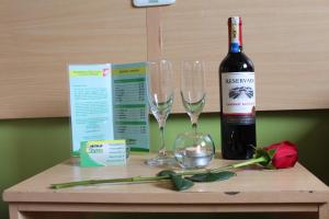 基多Hostal Terra 1 - ANDALUCÍA的桌子上放有一瓶葡萄酒和两杯酒