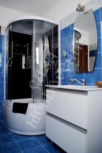 皮亚特拉-尼亚姆茨Pensiunea CASA MOLDOVEANA的浴室设有白色水槽和镜子