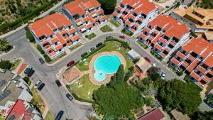 阿尔沃尔Quinta dos Arcos - Apartamento Viva Local的享有公寓大楼空中美景,设有游泳池