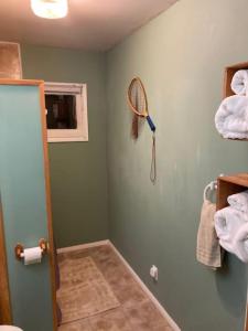 霍利Wally's Cabin的浴室设有壁挂式网球拍