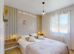 勒比格Au petit bonheur的卧室设有一张白色大床和一扇窗户。