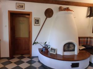 埃格尔匈牙利温德哈兹酒店的客厅位于房子内,设有圆形壁炉