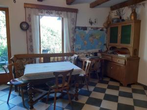 埃格尔匈牙利温德哈兹酒店的一间厨房,里面配有桌椅