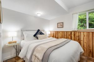 OrickPrairie Beach Home的白色的卧室设有床和窗户