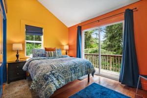 OrickStylish Cabin的一间卧室拥有橙色的墙壁、一张床和窗户