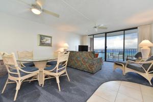 卡哈纳谷岛＃808号公寓的客厅配有桌椅和沙发