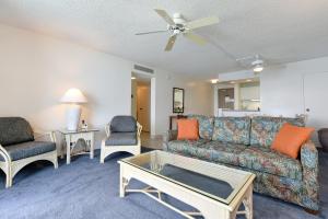 卡哈纳谷岛＃808号公寓的客厅配有沙发、椅子和桌子