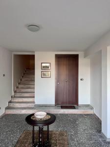 科森扎Casa Dei Cavalieri的走廊上设有门、桌子和楼梯
