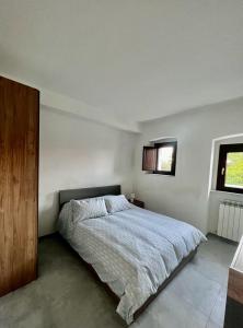 科森扎Casa Dei Cavalieri的一间卧室设有一张床和一个窗口