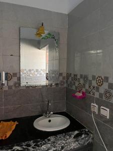 Abou Cristal House的一间带水槽和镜子的浴室