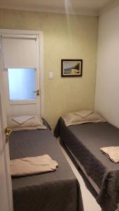桑托斯Frente Ao Mar的小型客房 - 带2张床和窗户