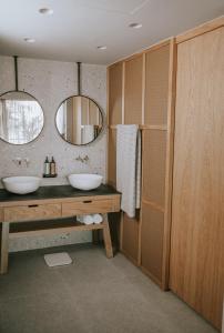 卡特罗斯Unique Blue! Resort and Villas Adults Only的浴室设有2个水槽和2面镜子
