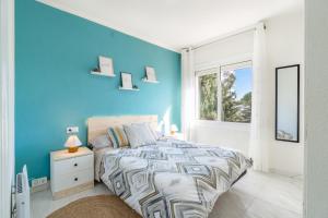 坎布里尔斯Coastal Paradise & Cozy Home with a 150m from the Beach!的蓝色的卧室设有床和窗户