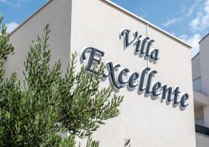 曼德雷Villa Excellente的保险大楼的标志