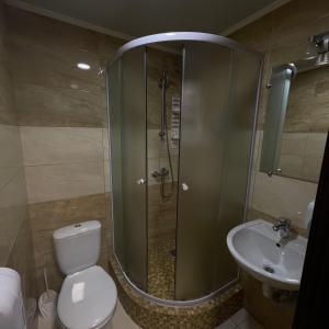 罗夫诺Nirvana的带淋浴、卫生间和盥洗盆的浴室