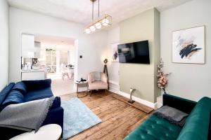 考斯Marina Bridge House Central Cowes的带沙发和电视的客厅