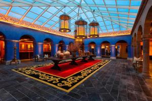 库斯科Palacio del Inka, a Luxury Collection Hotel, Cusco的大厅,房间中间设有桌子