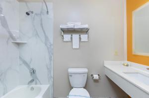 博林格林保龄格林红衣主教汽车旅馆的带淋浴、卫生间和盥洗盆的浴室