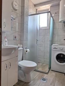 奥赫里德Apartments Lakeside Elesec的浴室配有卫生间、盥洗盆和洗衣机。