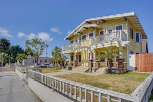 长滩Long Beach Vacation Rental Near Downtown and Beaches的前面有白色围栏的黄色房子