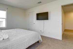 里诺Modern Reno Vacation Home Easy Access to Nature的一间卧室配有一张床和一台平面电视