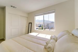 里诺Modern Reno Vacation Home Easy Access to Nature的一间卧室设有两张床和大窗户