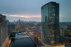 伦敦Marriott Executive Apartments London, Canary Wharf的享有高楼城市美景