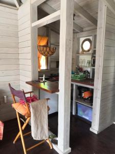 英吉利港Rotten Hill Retreat Cottages的一间厨房,内设一张桌子和一把椅子