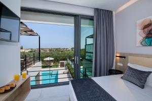 阿基阿婆斯托里Cretan Queen Residences的酒店客房设有一张床和一个阳台。