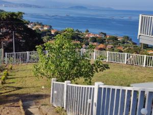 坎加斯德穆拉索Apartamento mirador a las Islas Cíes的享有海景的白色围栏
