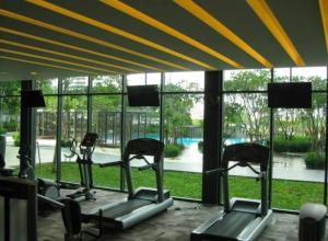 科塔达曼萨拉Tropicana Grande Luxurious Stay的健身房设有数台有氧运动器材和大窗户