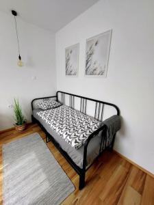 ŠtrigovaRuralna kuća za odmor Julijana的一张黑色沙发,坐在一个地毯的房间