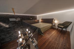 克莱佩达Sea Forest loft的一间卧室,卧室内配有一张床和一把椅子