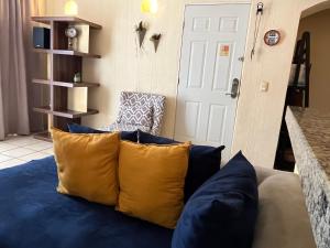 坎昆CENTRO, CERCA ToDo的客厅里配有带黄色枕头的蓝色沙发