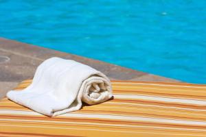 雷德蒙德雷德蒙西雅图万豪酒店的游泳池畔床边的毛巾