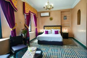 梅克内斯里亚德雅考特酒店的酒店客房,配有床和沙发