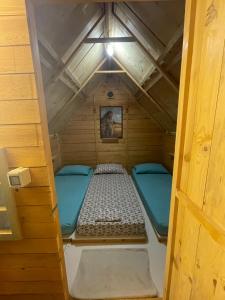萨兰达Camping Albania-Secret Village Den的一间小房间,阁楼上配有一张床