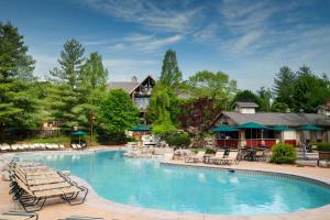 布兰森万豪威洛瑞吉别墅酒店的一个带椅子的大型游泳池,一个度假村