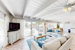 基克罗尼海滩Breezy Keys的带沙发和电视的客厅