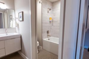 洛斯奥索斯Baywood Inn Bed & Breakfast的一间带水槽、浴缸和卫生间的浴室