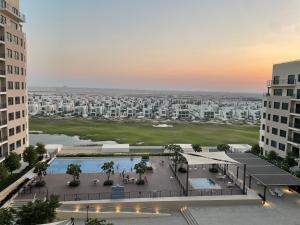 迪拜Emaar South - Two Bedroom Apartment with Pool and Golf Course View的城市空中景观和建筑