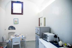 维耶特里Casa Blu的厨房配有带微波炉和冰箱的桌子